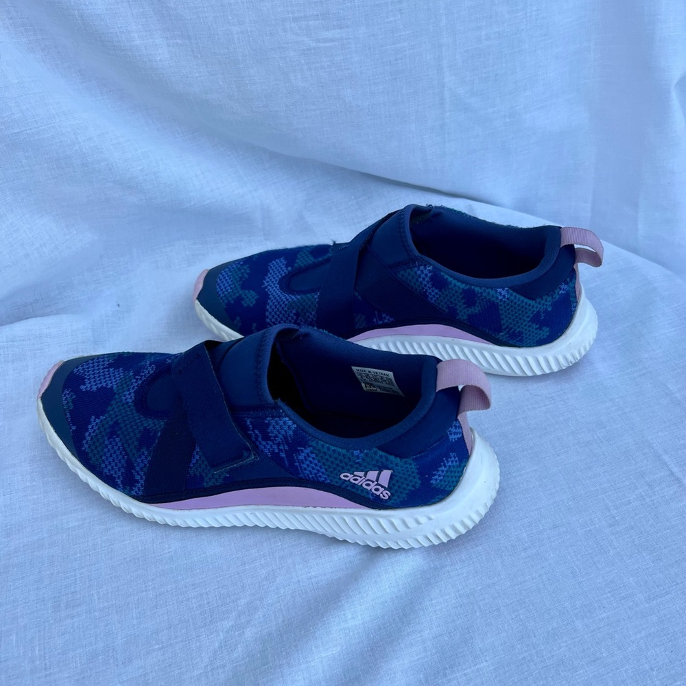Adidas women’s size 6 sneakers